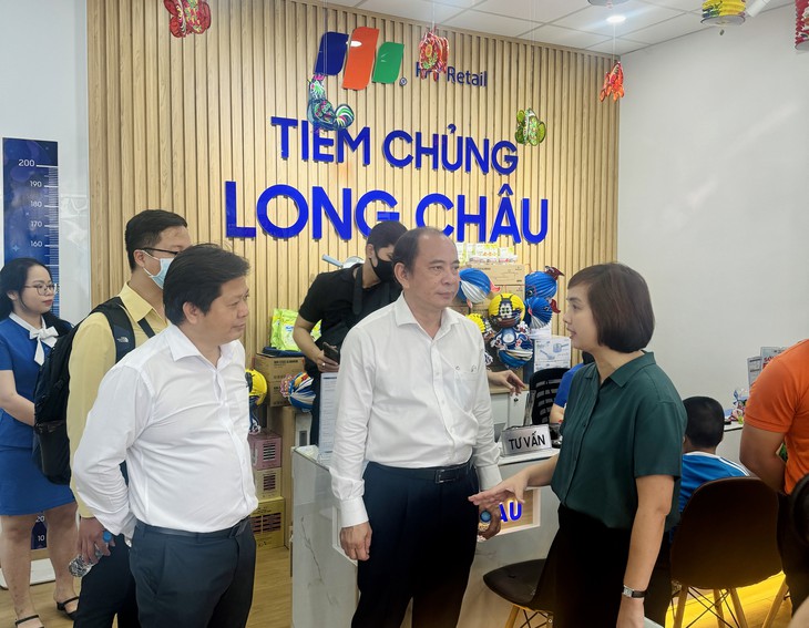 "Bà ngoại sắp nhỏ đi mua thuốc bên Long Châu được dược sĩ dặn, nên tui đưa con đến tiêm sởi miễn phí"- Ảnh 3.