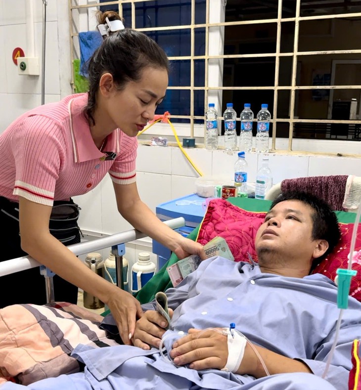 Chị Bích Hồng đến thăm và hỗ trợ anh Hoàng Văn Nhầm tại Bệnh viện đa khoa huyện Bảo Yên Chị Bích Hồng đến thăm và hỗ trợ anh Hoàng Văn Nhầm tại Bệnh viện đa khoa huyện Bảo Yên