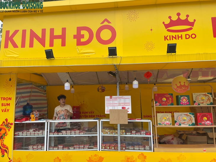 Hậu trung thu, các quầy bánh đồng loạt giảm giá xả hàng- Ảnh 1. Hậu trung thu, các quầy bánh đồng loạt giảm giá xả hàng- Ảnh 1.