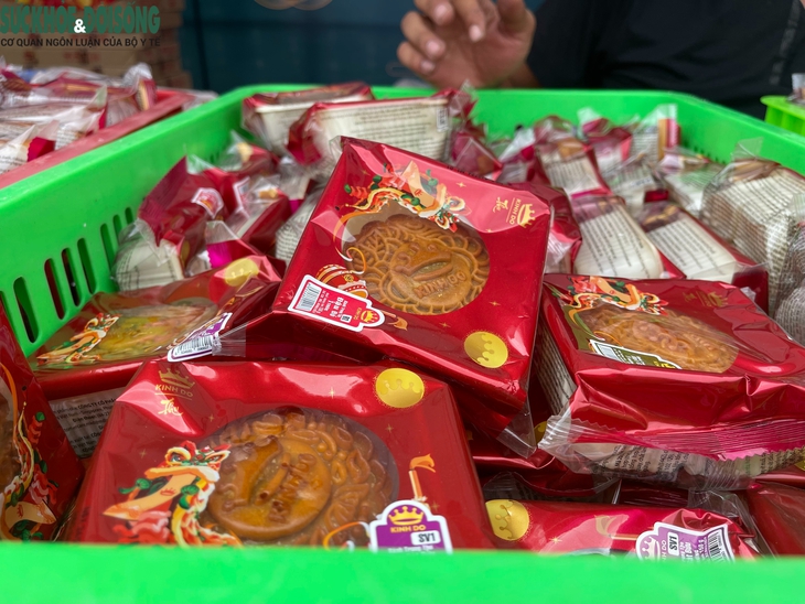 Hậu trung thu, các quầy bánh đồng loạt giảm giá xả hàng- Ảnh 3. Hậu trung thu, các quầy bánh đồng loạt giảm giá xả hàng- Ảnh 3.