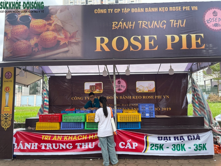 Hậu trung thu, các quầy bánh đồng loạt giảm giá xả hàng- Ảnh 4. Hậu trung thu, các quầy bánh đồng loạt giảm giá xả hàng- Ảnh 4.