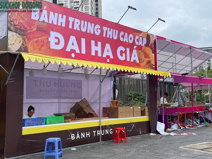 Hậu trung thu, các quầy bánh đồng loạt giảm giá xả hàng- Ảnh 5. Hậu trung thu, các quầy bánh đồng loạt giảm giá xả hàng- Ảnh 5.