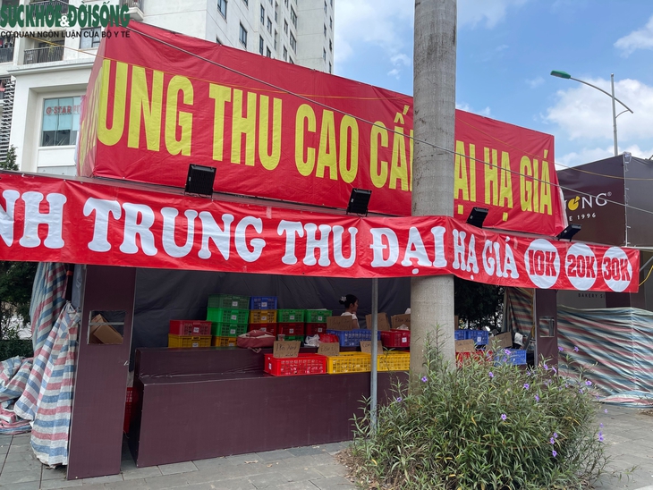Hậu trung thu, các quầy bánh đồng loạt giảm giá xả hàng- Ảnh 6. Hậu trung thu, các quầy bánh đồng loạt giảm giá xả hàng- Ảnh 6.