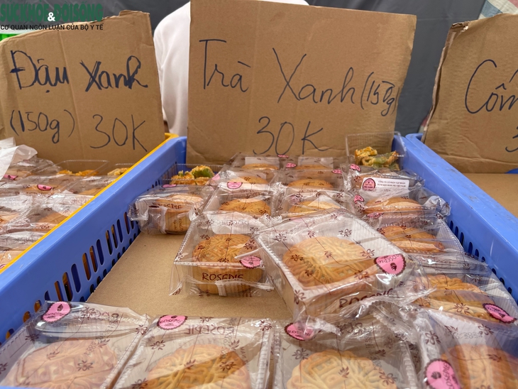 Hậu trung thu, các quầy bánh đồng loạt giảm giá xả hàng- Ảnh 7. Hậu trung thu, các quầy bánh đồng loạt giảm giá xả hàng- Ảnh 7.