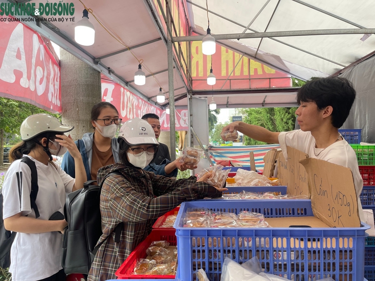 Hậu trung thu, các quầy bánh đồng loạt giảm giá xả hàng- Ảnh 9. Hậu trung thu, các quầy bánh đồng loạt giảm giá xả hàng- Ảnh 9.