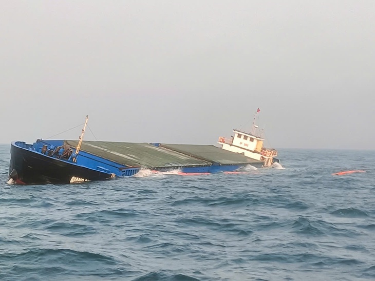 Cứu 8 thuyền viên tàu hàng bị sóng đánh chìm trên biển- Ảnh 1. Cứu 8 thuyền viên tàu hàng bị sóng đánh chìm trên biển- Ảnh 1.