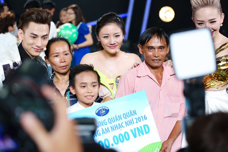 Quán quân Vietnam Idol Kids Hồ Văn Cường: Quá khứ ồn ào, giờ hát show nào là 'cháy vé'- Ảnh 4.