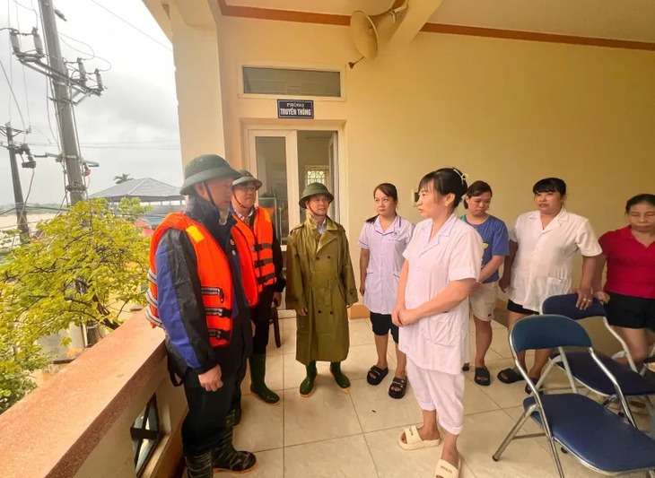 Bộ Y tế đề nghị bảo đảm công tác khám, chữa bệnh, hỗ trợ khắc phục hậu quả bão lụt- Ảnh 1.
