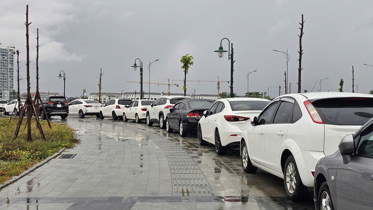 Mưa lớn, người dân Huế đưa hàng loạt ô tô đến quảng trường phòng ngập lụt- Ảnh 5.