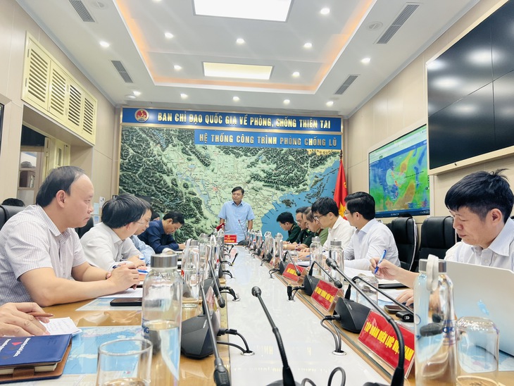 Họp khẩn ứng phó với áp thấp nhiệt đới mạnh lên thành bão- Ảnh 2. Họp khẩn ứng phó với áp thấp nhiệt đới mạnh lên thành bão- Ảnh 2.