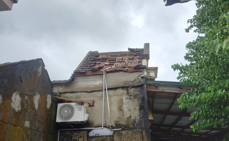 Lốc xoáy làm tốc mái hàng chục nhà dân- Ảnh 1.