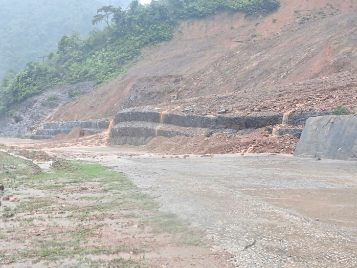 Xuất hiện hố sụt lún sâu 5m gần nhà dân - Ảnh 5.
