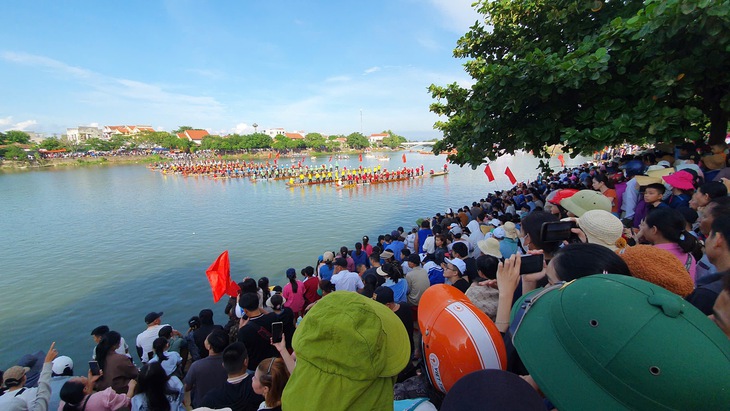 Hội đua thuyền truyền thống trên dòng sông chảy ngược ngày Tết Độc lập- Ảnh 3.