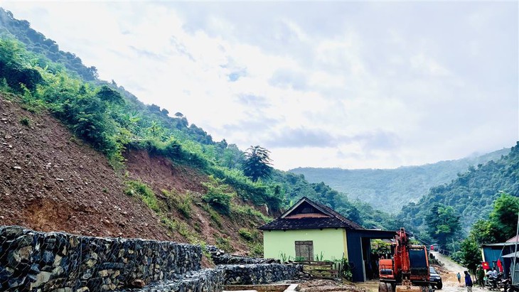 Mưa lớn kéo dài sau bão số 4 gây sạt lở, hàng chục hộ dân ở Nghệ An phải di dời- Ảnh 1. Mưa lớn kéo dài sau bão số 4 gây sạt lở, hàng chục hộ dân ở Nghệ An phải di dời- Ảnh 1.