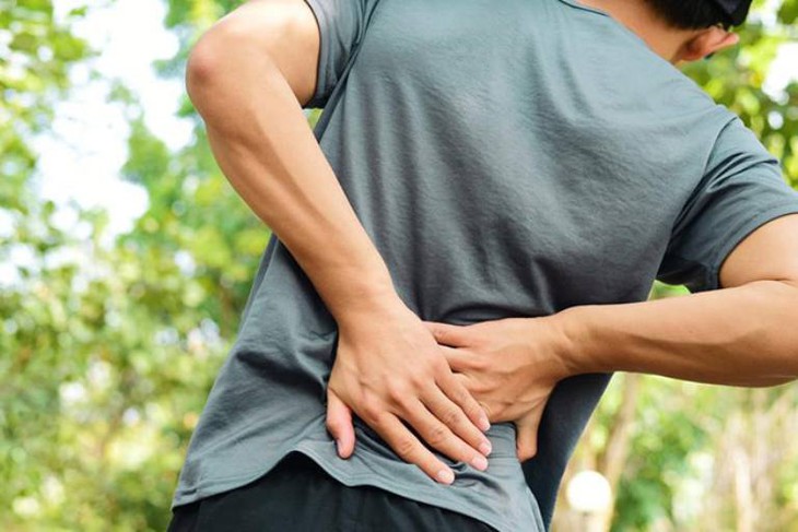 Hậu quả của đau lưng do làm việc nặng, sai tư thế trầm trọng hơn bạn nghĩ- Ảnh 1.