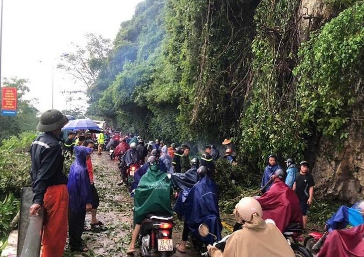 Mưa lớn kéo dài sau bão số 4 gây sạt lở, hàng chục hộ dân ở Nghệ An phải di dời- Ảnh 3. Mưa lớn kéo dài sau bão số 4 gây sạt lở, hàng chục hộ dân ở Nghệ An phải di dời- Ảnh 3.