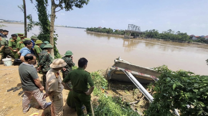 Tìm thấy một thi thể trong ô tô được trục vớt  vụ sập cầu Phong Châu- Ảnh 1.