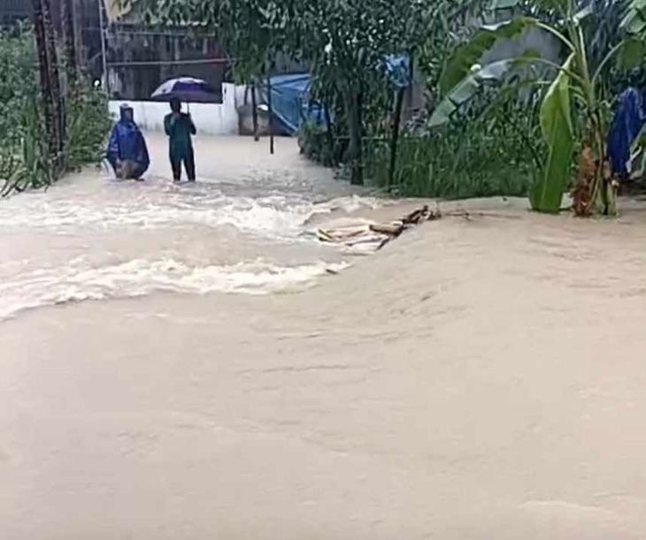 Tìm thấy thi thể người mẹ bị lũ cuốn khi chở 2 con đi học về- Ảnh 1. Tìm thấy thi thể người mẹ bị lũ cuốn khi chở 2 con đi học về- Ảnh 1.