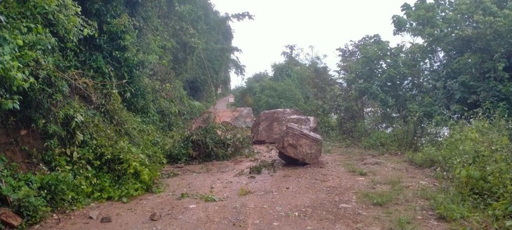 Mưa lớn kéo dài sau bão số 4 gây sạt lở, hàng chục hộ dân ở Nghệ An phải di dời- Ảnh 2. Mưa lớn kéo dài sau bão số 4 gây sạt lở, hàng chục hộ dân ở Nghệ An phải di dời- Ảnh 2.