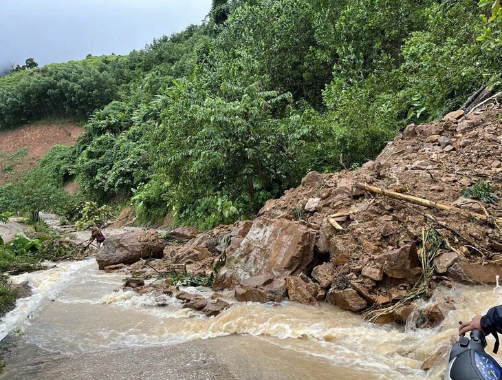 Hàng trăm hộ dân ở Quảng Bình chìm trong biển nước sau cơn bão số 4- Ảnh 2.