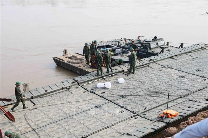 Hạ thủy nhịp cầu phao đầu tiên và trục vớt nhịp cầu Phong Châu bị sập- Ảnh 1. Hạ thủy nhịp cầu phao đầu tiên và trục vớt nhịp cầu Phong Châu bị sập- Ảnh 1.