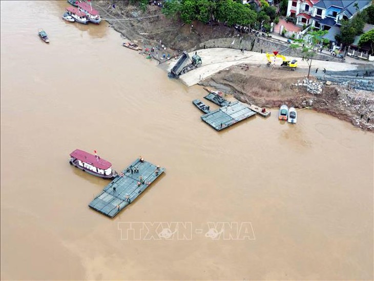 Hạ thủy nhịp cầu phao đầu tiên và trục vớt nhịp cầu Phong Châu bị sập- Ảnh 2. Hạ thủy nhịp cầu phao đầu tiên và trục vớt nhịp cầu Phong Châu bị sập- Ảnh 2.
