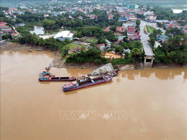 Hạ thủy nhịp cầu phao đầu tiên và trục vớt nhịp cầu Phong Châu bị sập- Ảnh 5. Hạ thủy nhịp cầu phao đầu tiên và trục vớt nhịp cầu Phong Châu bị sập- Ảnh 5.