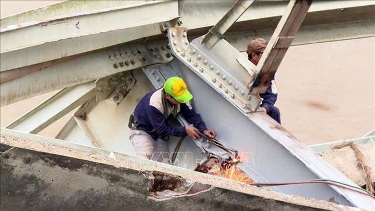 Hạ thủy nhịp cầu phao đầu tiên và trục vớt nhịp cầu Phong Châu bị sập- Ảnh 6. Hạ thủy nhịp cầu phao đầu tiên và trục vớt nhịp cầu Phong Châu bị sập- Ảnh 6.
