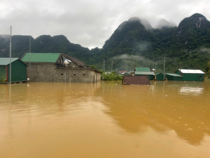 Hàng trăm hộ dân ở Quảng Bình chìm trong biển nước sau cơn bão số 4- Ảnh 6.