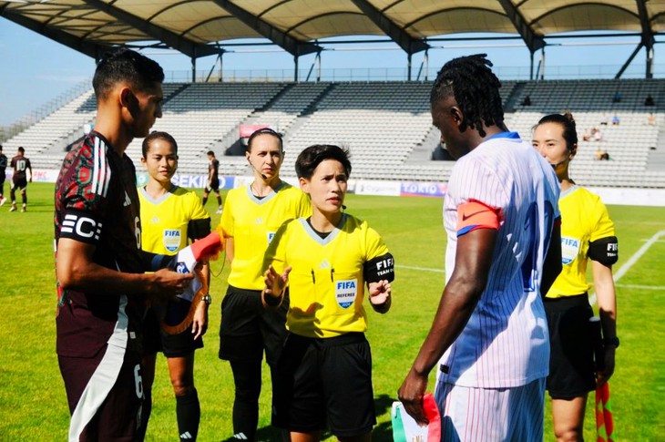 Trọng tài nữ Việt Nam lần đầu tiên điều hành tại vòng loại AFC U20 Asian Cup 2025- Ảnh 1. Trọng tài nữ Việt Nam lần đầu tiên điều hành tại vòng loại AFC U20 Asian Cup 2025- Ảnh 1.