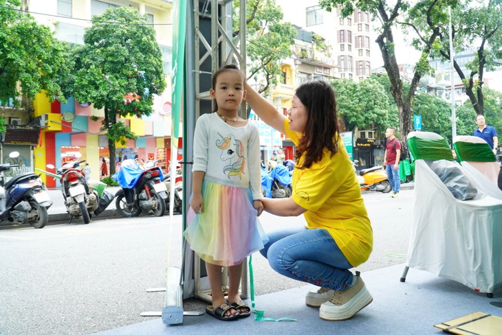 Đông đảo người dân được khám, tư vấn miễn phí tại Ngày Dinh dưỡng cộng đồng Việt Nam lần 3
- Ảnh 8. Đông đảo người dân được khám, tư vấn miễn phí tại Ngày Dinh dưỡng cộng đồng Việt Nam lần 3
- Ảnh 8.