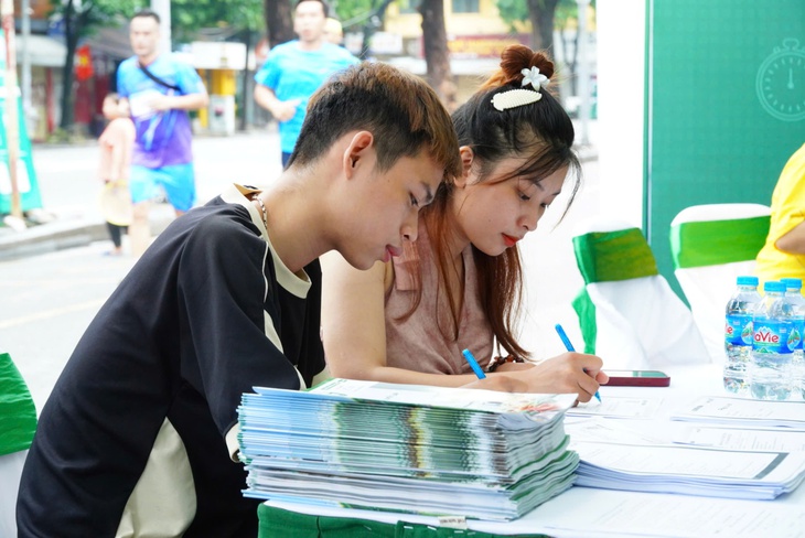 Đông đảo người dân được khám, tư vấn miễn phí tại Ngày Dinh dưỡng cộng đồng Việt Nam lần 3
- Ảnh 6. Đông đảo người dân được khám, tư vấn miễn phí tại Ngày Dinh dưỡng cộng đồng Việt Nam lần 3
- Ảnh 6.