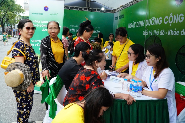 Đông đảo người dân được khám, tư vấn miễn phí tại Ngày Dinh dưỡng cộng đồng Việt Nam lần 3
- Ảnh 2. Đông đảo người dân được khám, tư vấn miễn phí tại Ngày Dinh dưỡng cộng đồng Việt Nam lần 3
- Ảnh 2.