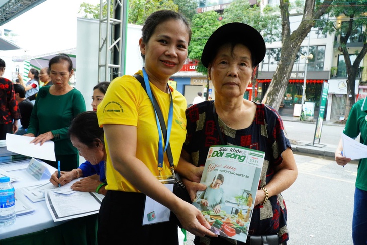 Đông đảo người dân được khám, tư vấn miễn phí tại Ngày Dinh dưỡng cộng đồng Việt Nam lần 3
- Ảnh 12. Đông đảo người dân được khám, tư vấn miễn phí tại Ngày Dinh dưỡng cộng đồng Việt Nam lần 3
- Ảnh 12.