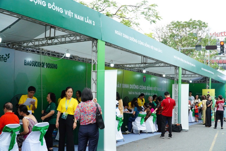 Đông đảo người dân được khám, tư vấn miễn phí tại Ngày Dinh dưỡng cộng đồng Việt Nam lần 3
- Ảnh 1. Đông đảo người dân được khám, tư vấn miễn phí tại Ngày Dinh dưỡng cộng đồng Việt Nam lần 3
- Ảnh 1.