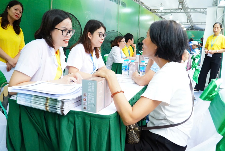 Đông đảo người dân được khám, tư vấn miễn phí tại Ngày Dinh dưỡng cộng đồng Việt Nam lần 3
- Ảnh 5. Đông đảo người dân được khám, tư vấn miễn phí tại Ngày Dinh dưỡng cộng đồng Việt Nam lần 3
- Ảnh 5.