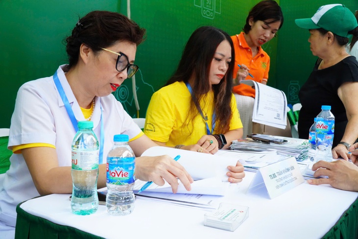 Đông đảo người dân được khám, tư vấn miễn phí tại Ngày Dinh dưỡng cộng đồng Việt Nam lần 3
- Ảnh 9. Đông đảo người dân được khám, tư vấn miễn phí tại Ngày Dinh dưỡng cộng đồng Việt Nam lần 3
- Ảnh 9.