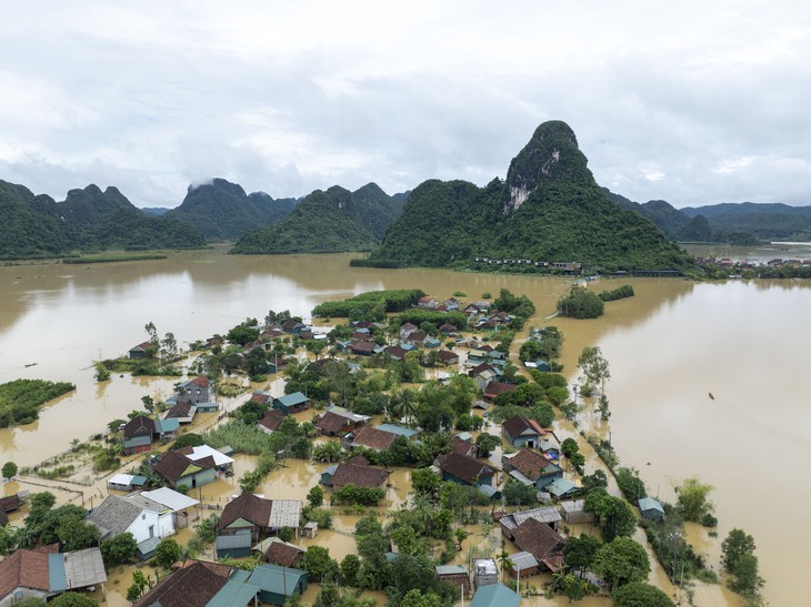 Những ngôi nhà nổi an toàn mùa lũ ở làng du lịch tốt nhất thế giới- Ảnh 1.
