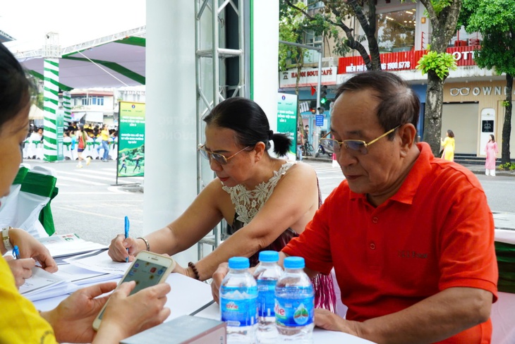Đông đảo người dân được khám, tư vấn miễn phí tại Ngày Dinh dưỡng cộng đồng Việt Nam lần 3
- Ảnh 7. Đông đảo người dân được khám, tư vấn miễn phí tại Ngày Dinh dưỡng cộng đồng Việt Nam lần 3
- Ảnh 7.