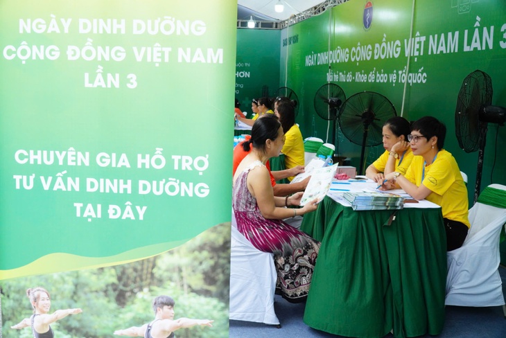 Đông đảo người dân được khám, tư vấn miễn phí tại Ngày Dinh dưỡng cộng đồng Việt Nam lần 3
- Ảnh 3. Đông đảo người dân được khám, tư vấn miễn phí tại Ngày Dinh dưỡng cộng đồng Việt Nam lần 3
- Ảnh 3.