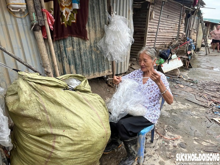 Tan hoang xóm trọ nghèo dưới gầm cầu Long Biên sau mưa lũ- Ảnh 9.