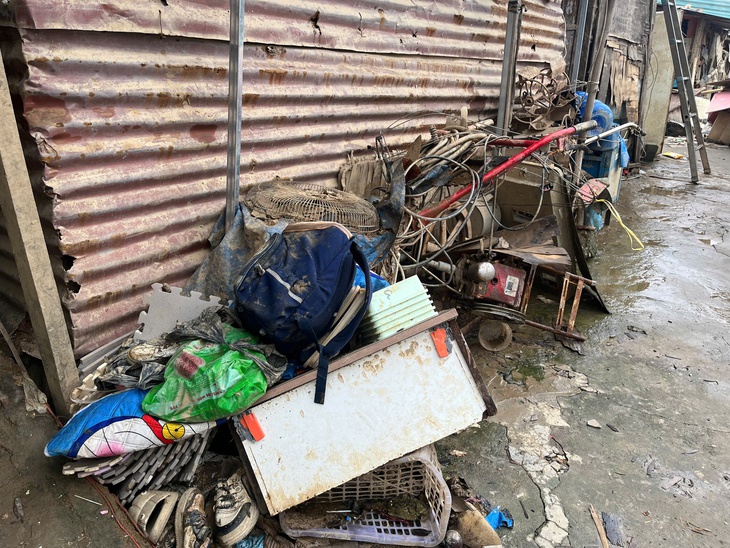Tan hoang xóm trọ nghèo dưới gầm cầu Long Biên sau mưa lũ- Ảnh 3.