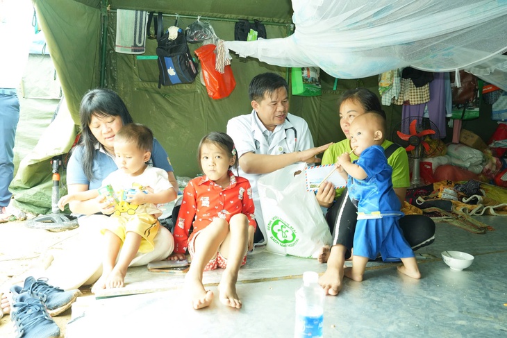 Bác sĩ Bệnh viện Bạch Mai đem thêm sẻ chia, ấm áp đến với người dân vùng mưa lũ Lào Cai- Ảnh 1. Bác sĩ Bệnh viện Bạch Mai đem thêm sẻ chia, ấm áp đến với người dân vùng mưa lũ Lào Cai- Ảnh 1.