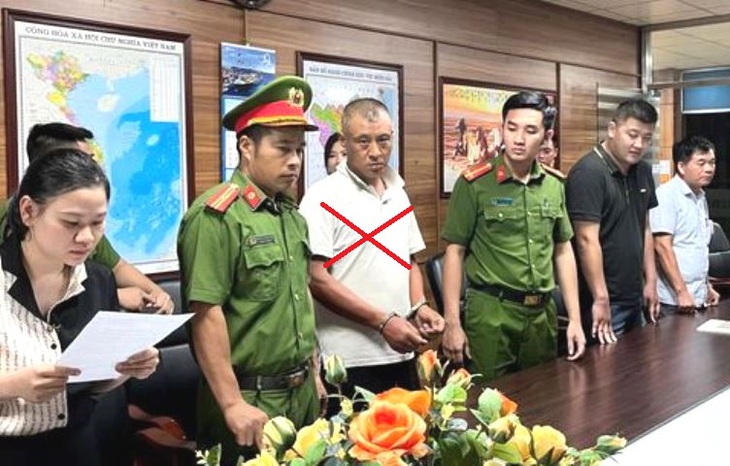 Đổ hơn 200 tấn chất thải ra môi trường, nhân viên công ty bị khởi tố, bắt giam- Ảnh 1. Đổ hơn 200 tấn chất thải ra môi trường, nhân viên công ty bị khởi tố, bắt giam- Ảnh 1.