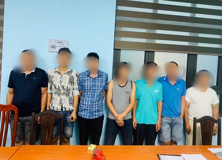 Khởi tố 7 lái xe đánh bạc tại bãi trông giữ ô tô - Ảnh 1. Khởi tố 7 lái xe đánh bạc tại bãi trông giữ ô tô - Ảnh 1.