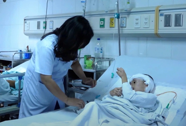 Sức khoẻ bé trai 7 tuổi vụ lũ quét thôn Làng Nủ nhiều tiến triển, thích gọi điện nói chuyện với anh- Ảnh 1. Sức khoẻ bé trai 7 tuổi vụ lũ quét thôn Làng Nủ nhiều tiến triển, thích gọi điện nói chuyện với anh- Ảnh 1.