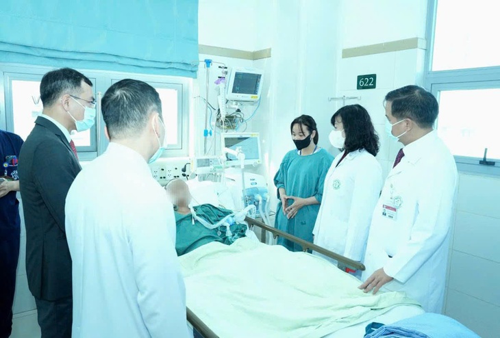 Bộ trưởng Bộ Y tế Đào Hồng Lan thăm, động viên bệnh nhi vụ lũ quét thôn Làng Nủ- Ảnh 1. Bộ trưởng Bộ Y tế Đào Hồng Lan thăm, động viên bệnh nhi vụ lũ quét thôn Làng Nủ- Ảnh 1.