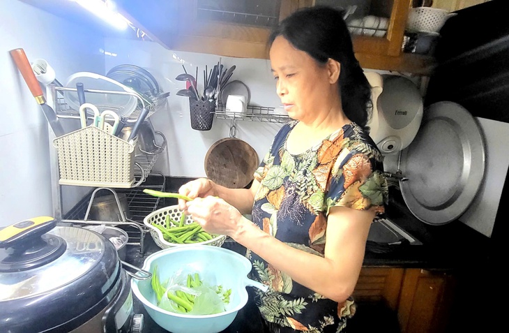 Giá rau xanh tại Hà Nội đắt đỏ sau bão lũ- Ảnh 1.