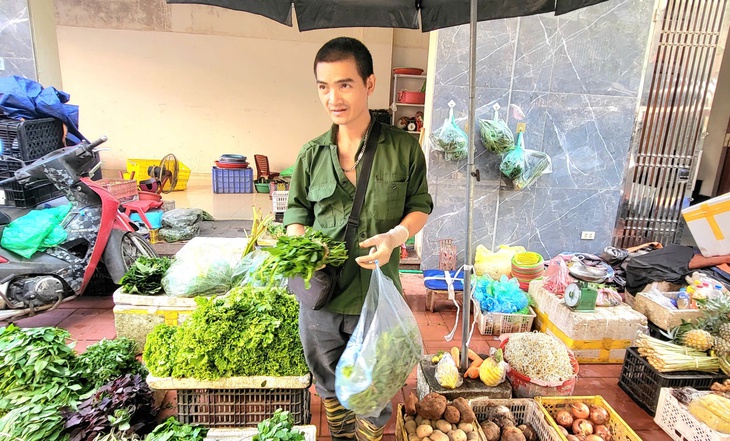 Giá rau xanh tại Hà Nội đắt đỏ sau bão lũ- Ảnh 2.