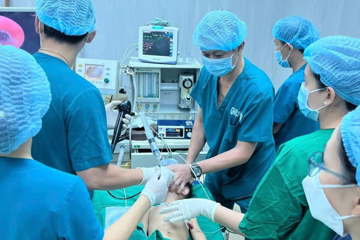 Trẻ 20 tháng tuổi tím tái vì hóc hạt na- Ảnh 2.